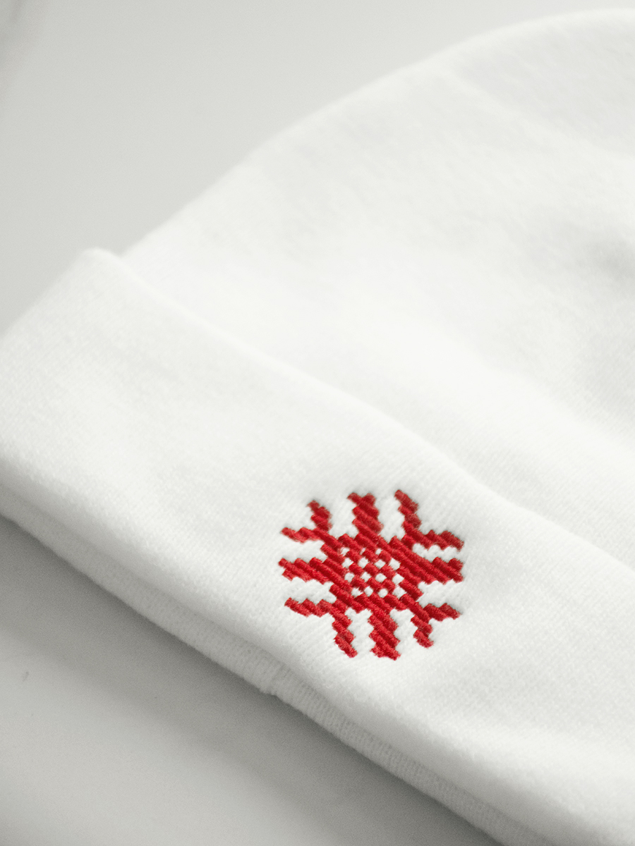 Белая шапка с отворотом с красной вышивкой "Ярыла"