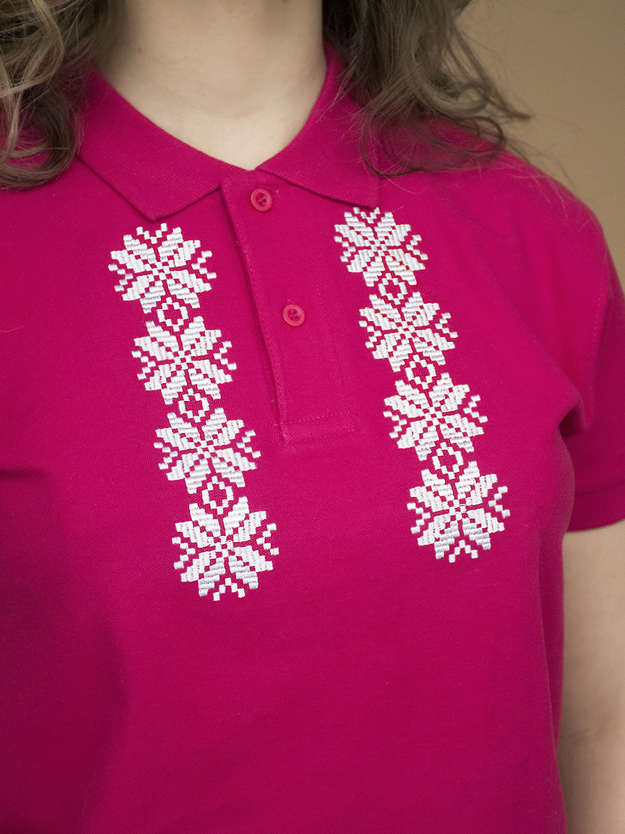 Детская футболка-поло малиновая с белой вышивкой "Хараство"