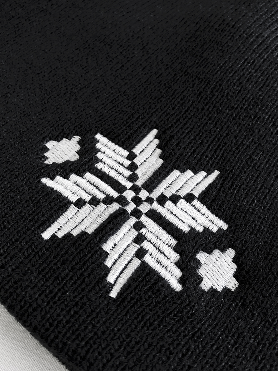 Черная шапка с белой вышивкой "Васьмiрог"