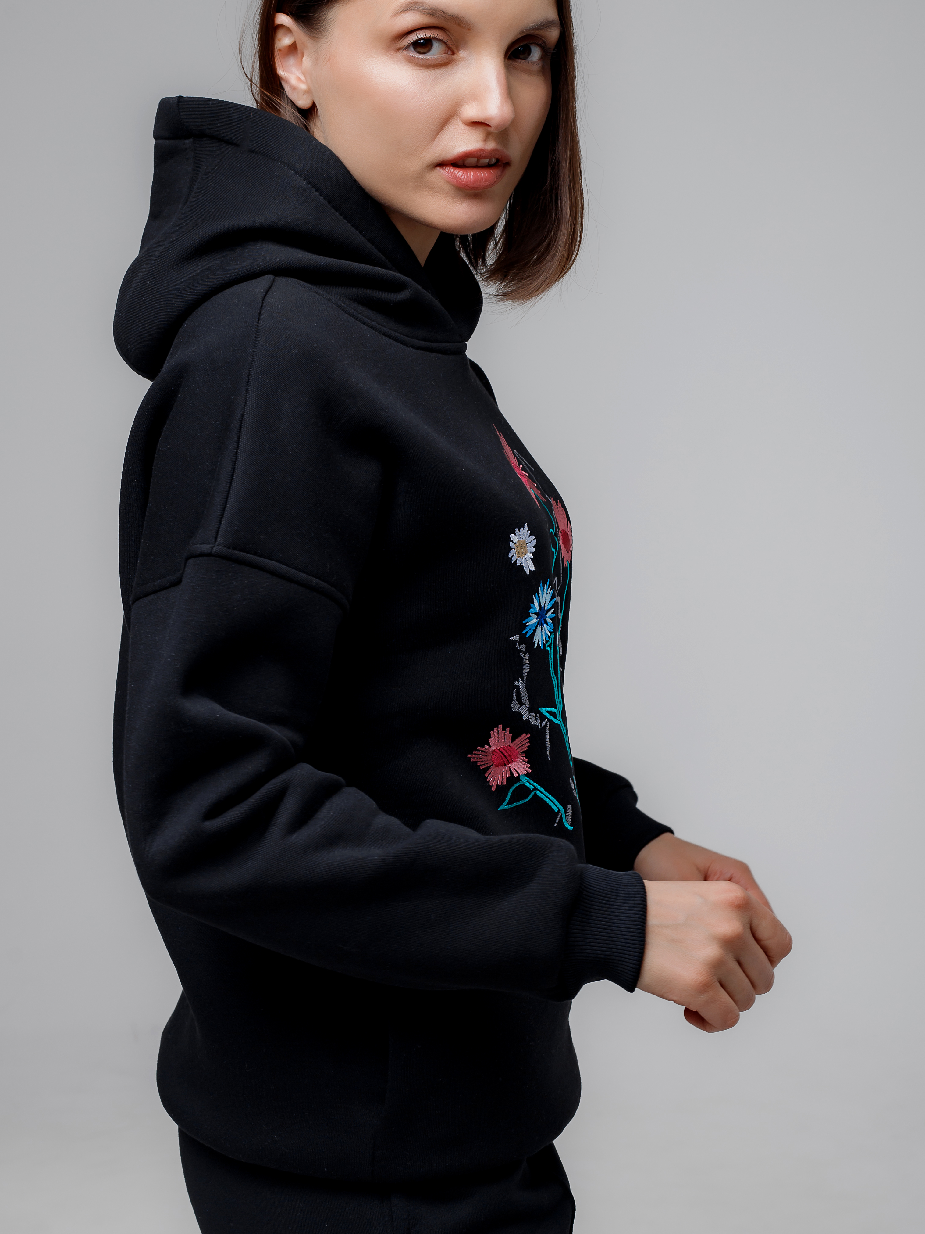 Худи женское черное с вышивкой "Цветочная галактика"