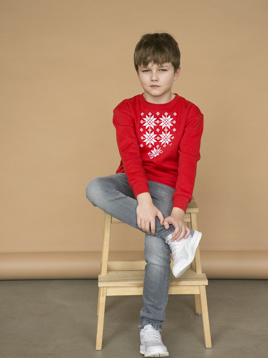 Детский красный свитшот с белой вышивкой "Жыцце" 