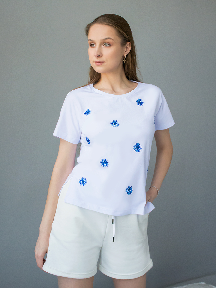 Женская белая футболка со спущенным плечом и разрезами с вышивкой "Василёчки"