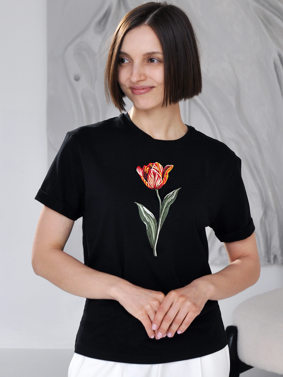 Женская черная футболка оверсайз с вышивкой "Тюльпан"
