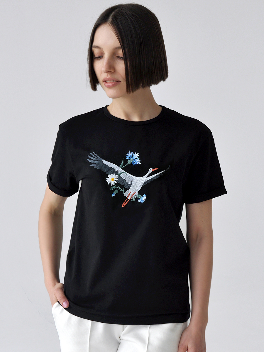 Женская черная футболка оверсайз с вышивкой "Аист"