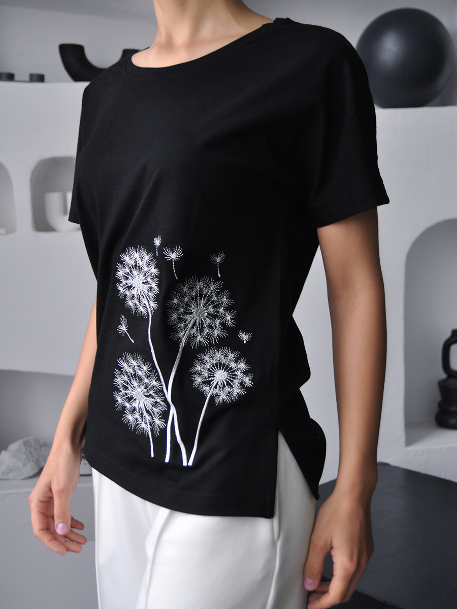 Женская черная футболка со спущенным плечом и разрезами с вышивкой "Одуванчики"