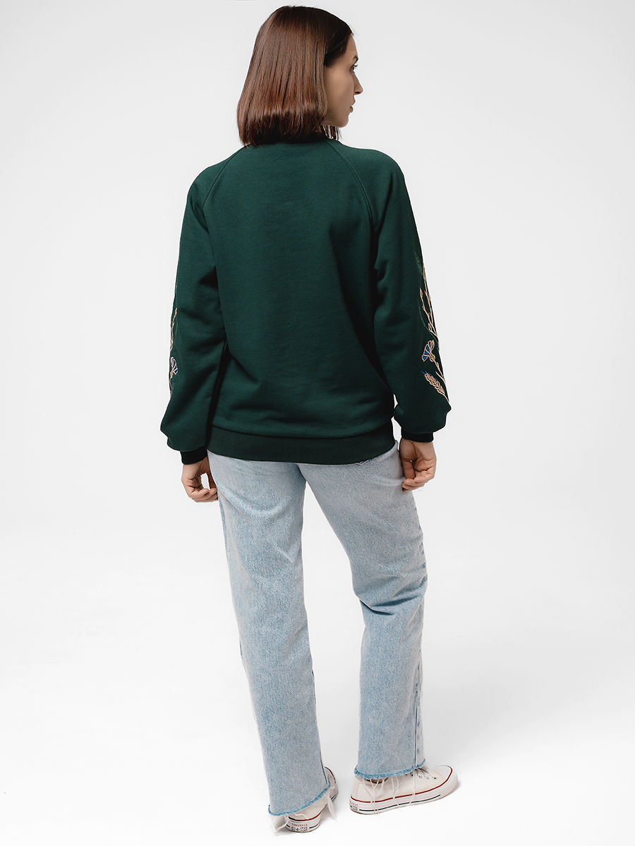 Женский свитшот реглан изумрудного цвета с вышивкой "Васильковые грёзы"