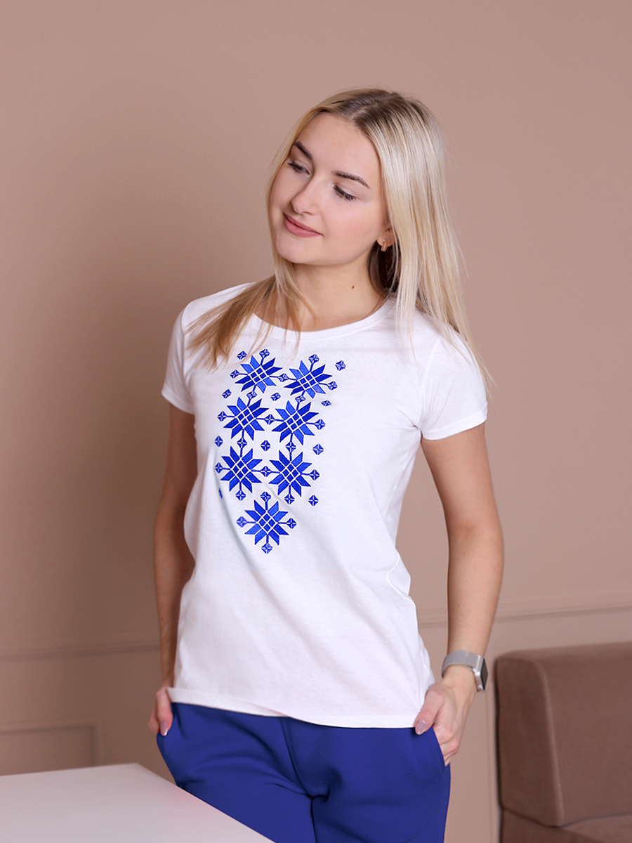 Женская футболка белая с синей вышивкой "Жыццё" 