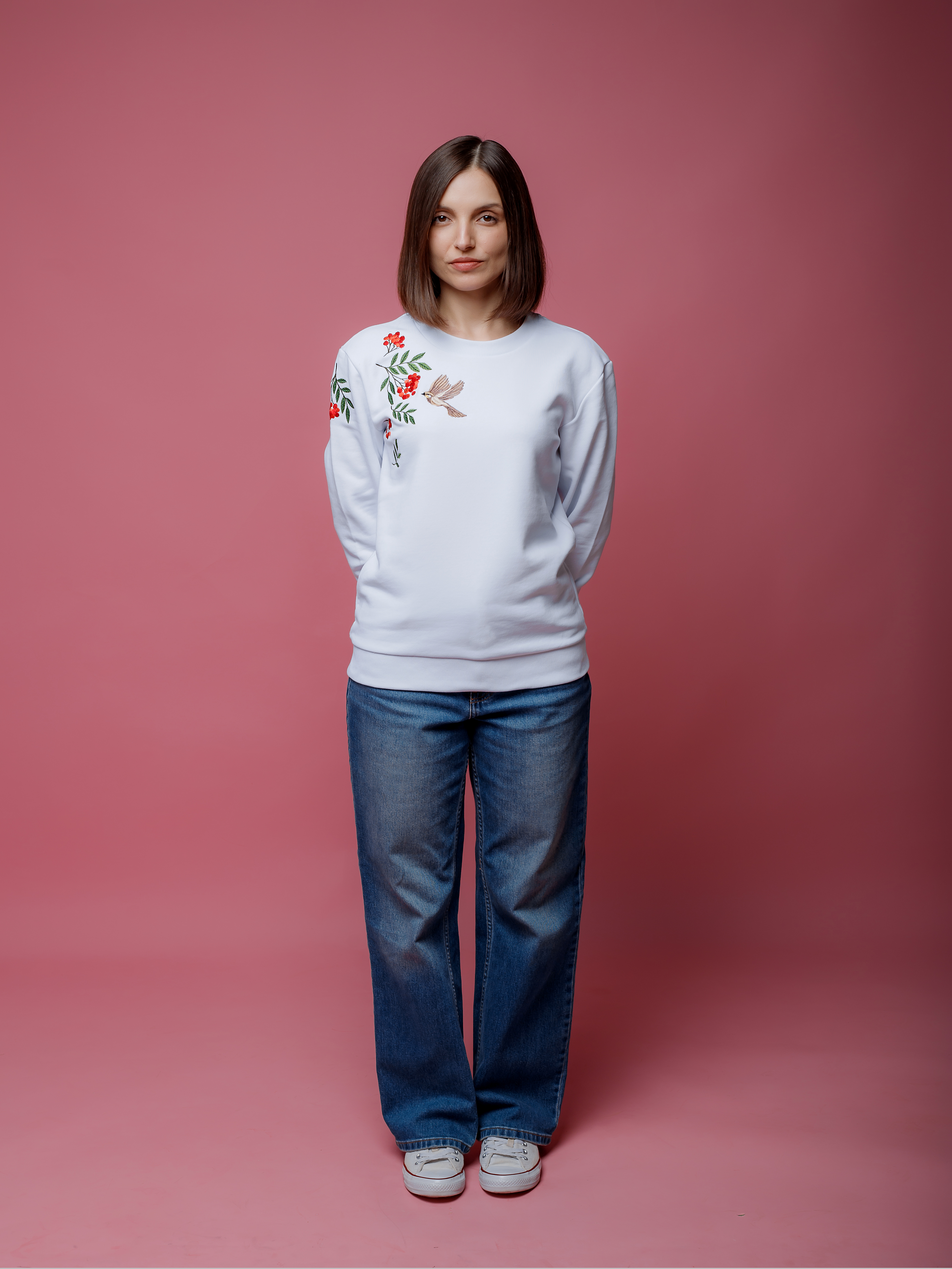 Женский свитшот белый прямого кроя с вышивкой "Рябинка"