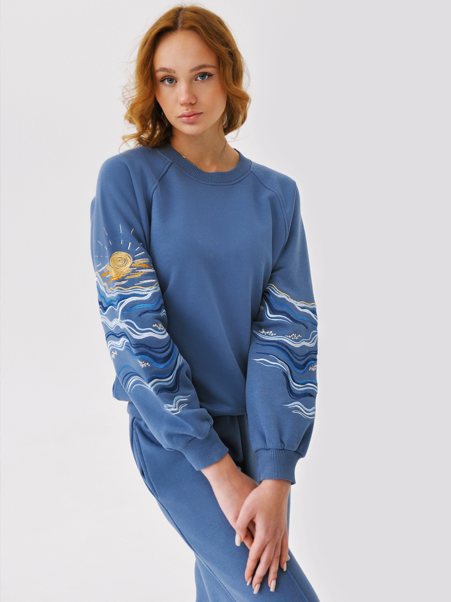 Женский свитшот реглан джинсового цвета с вышивкой "Море"