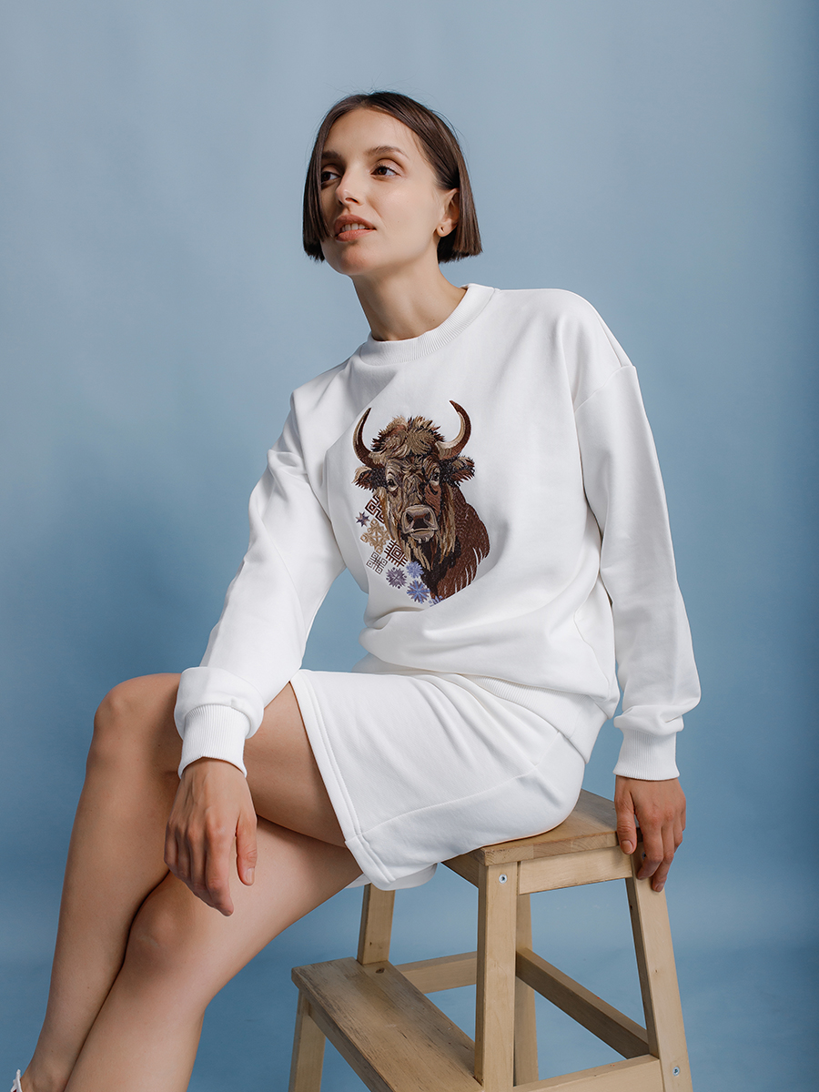 Свитшот женский оверсайз молочного цвета с вышивкой "Бизон"