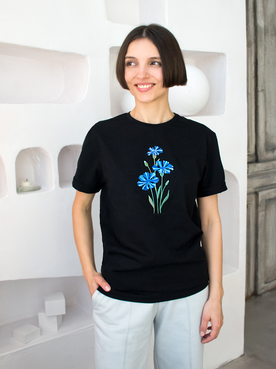 Женская черная футболка оверсайз с вышивкой "Василек"