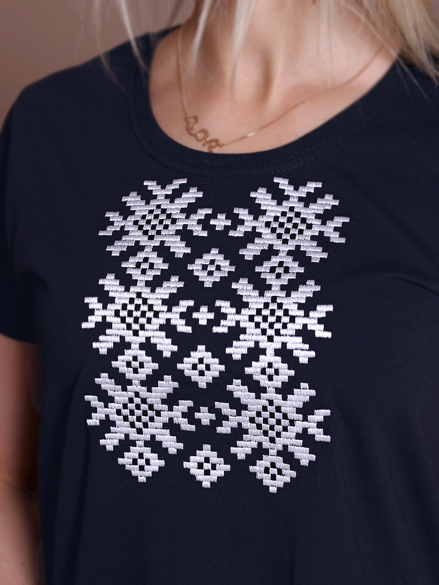 Женская футболка темно-синяя с белой вышивкой "Ярыла" 