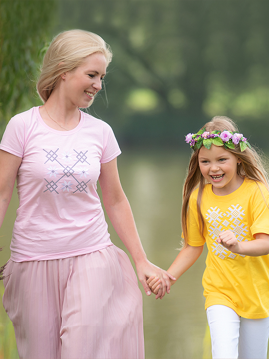 Женская футболка розовая с бело-серой вышивкой "Спарыш"