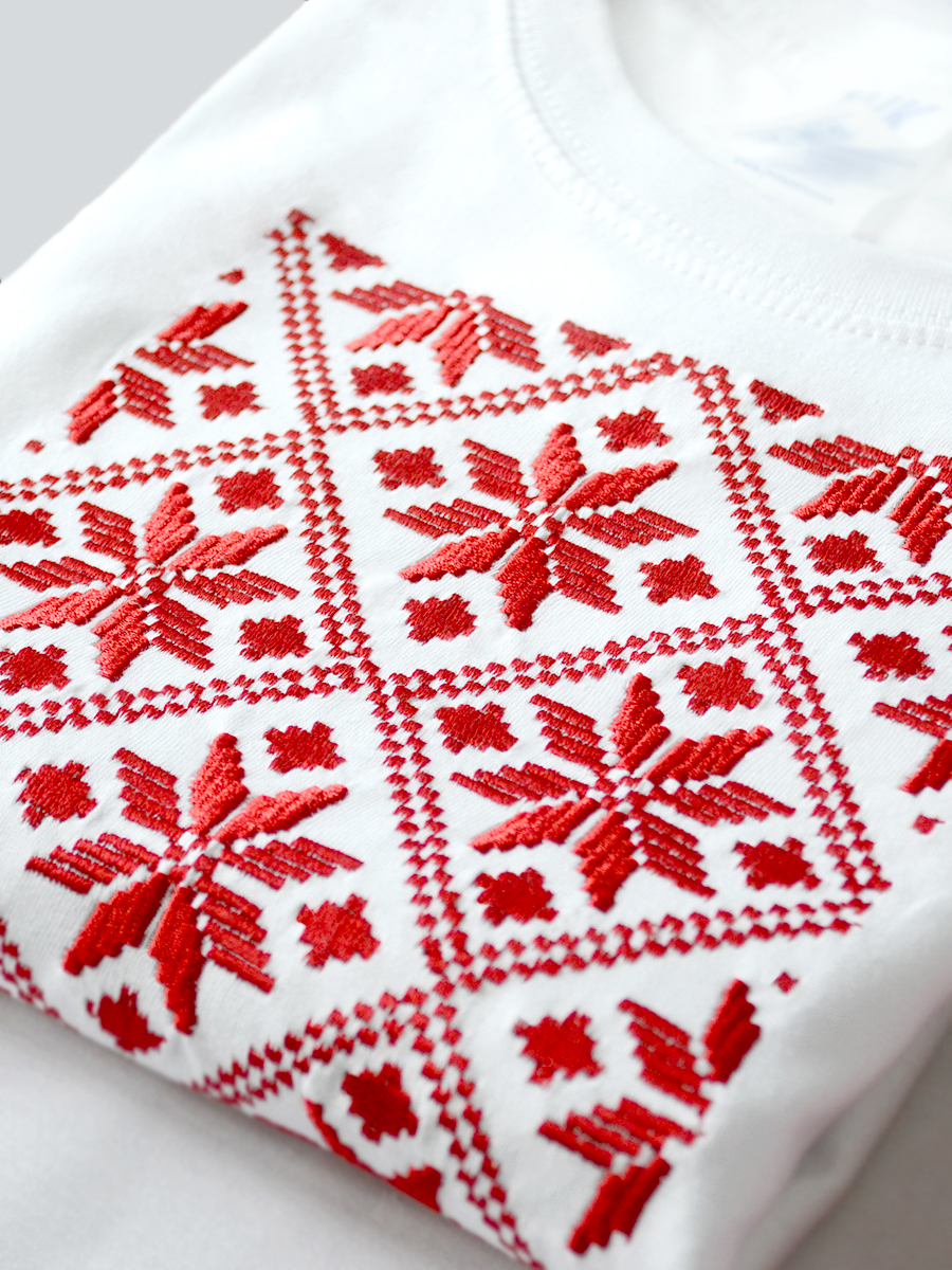 Мужская футболка белая с красной вышивкой "Васьмірог" 