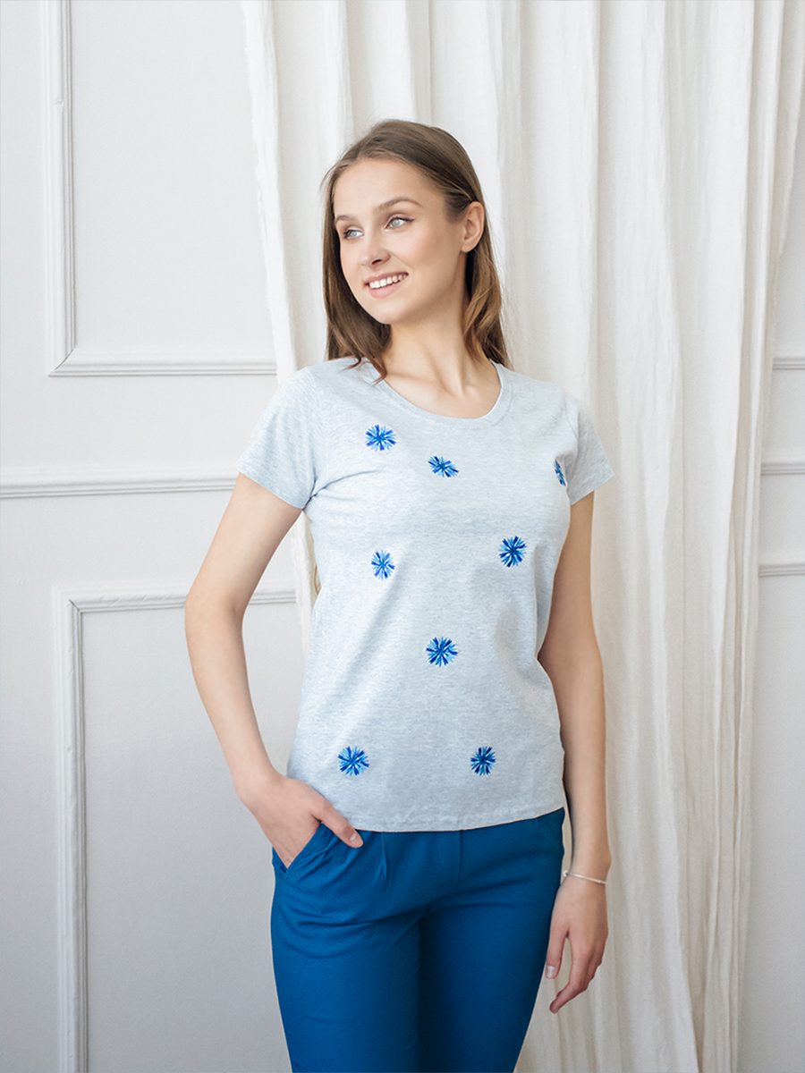 Женская футболка серая с вышивкой "Василёчки"  