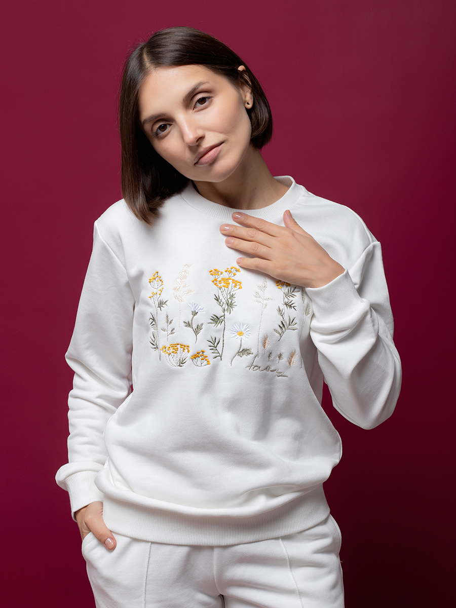Женский свитшот молочный прямого кроя с вышивкой "Солнечное настроение"