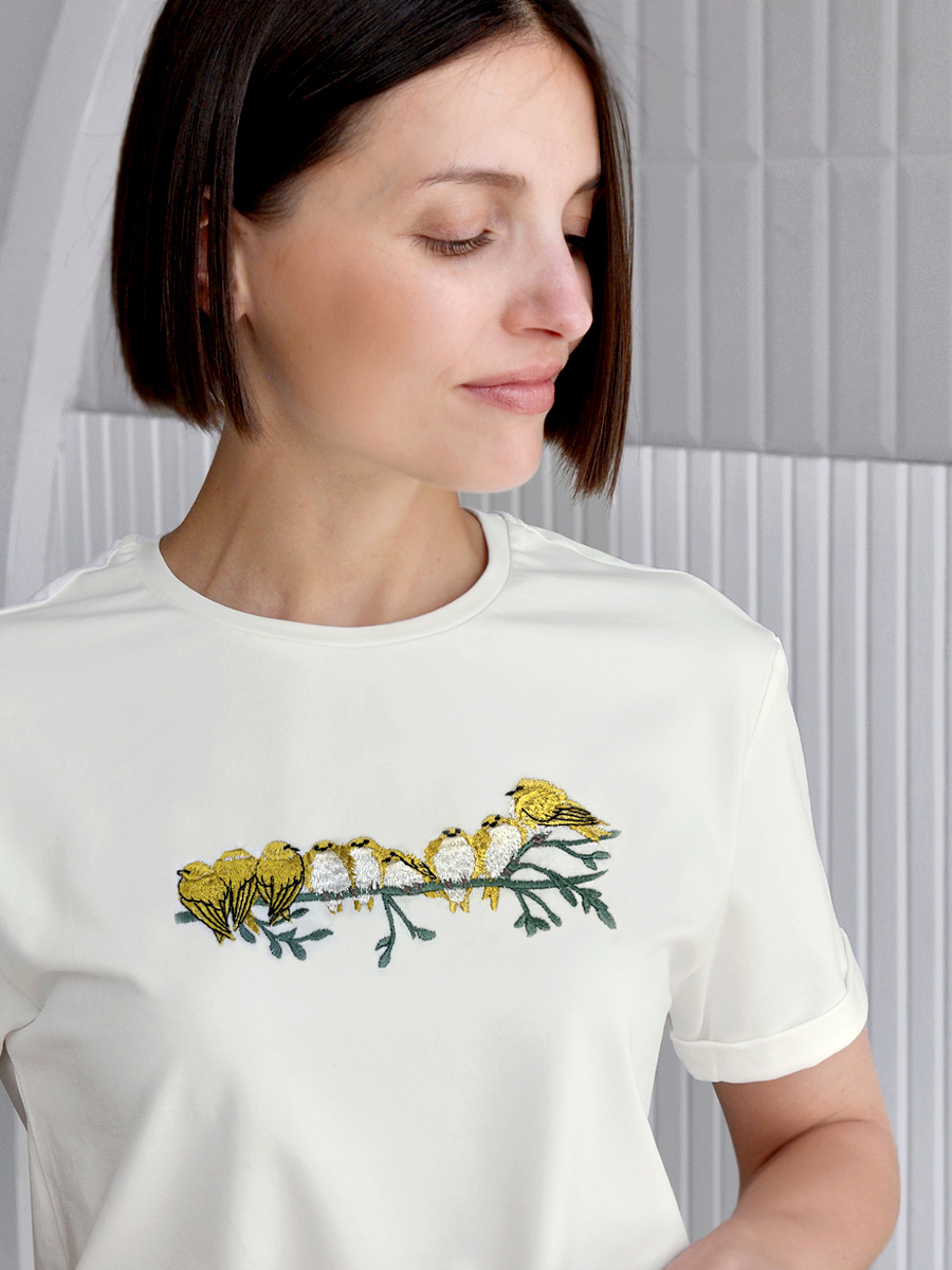 Женская молочная футболка оверсайз с вышивкой "Птичьи посиделки"