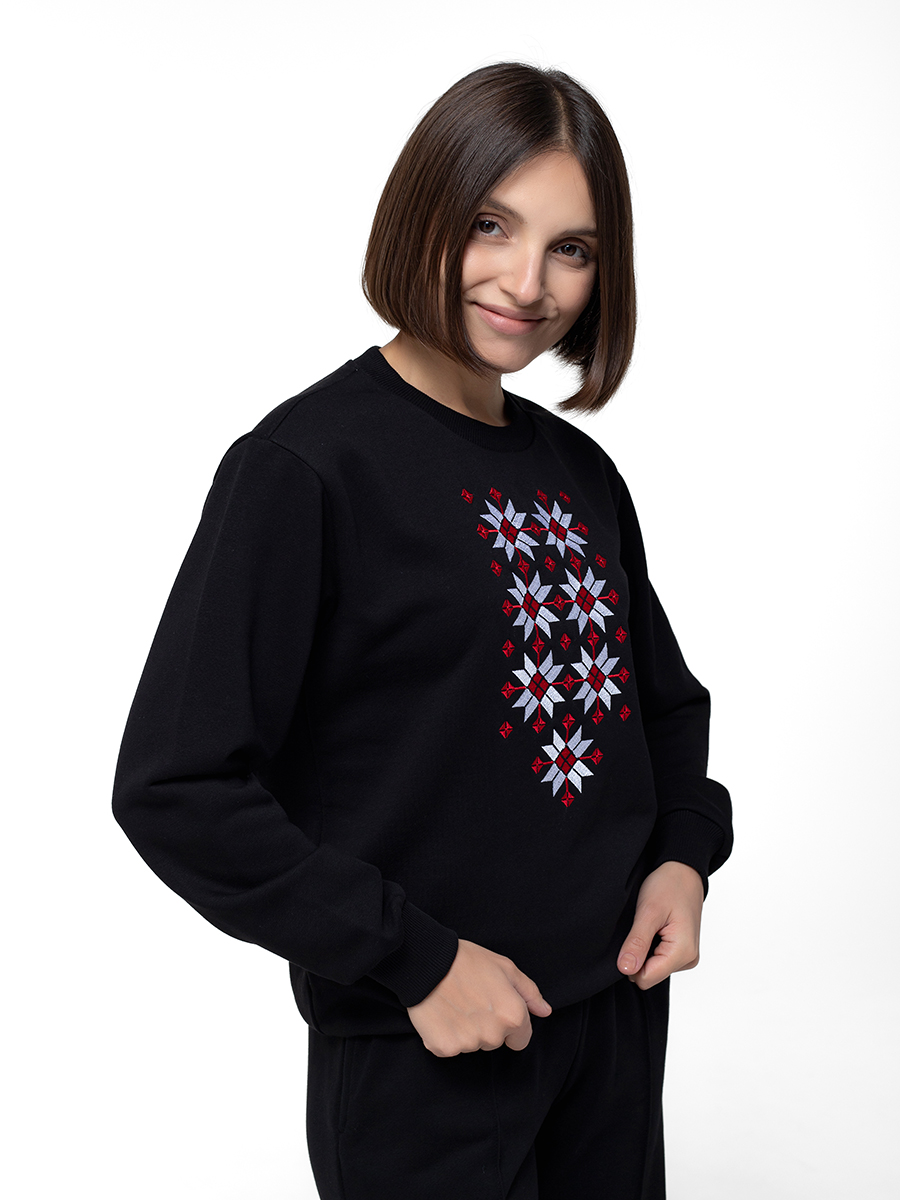 Свитшот женский черный прямого кроя с красно-белой вышивкой "Жыццё" 
