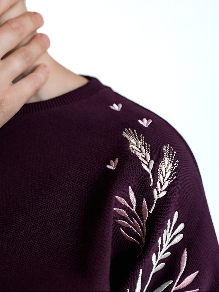 Женский свитшот баклажанового цвета с вышивкой "Валошкі ў каласах"