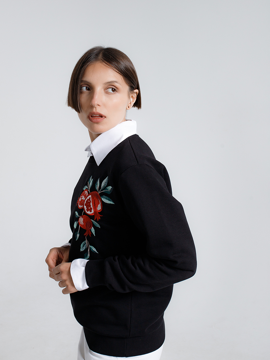 Женский свитшот черный прямого кроя с вышивкой "Гранат"