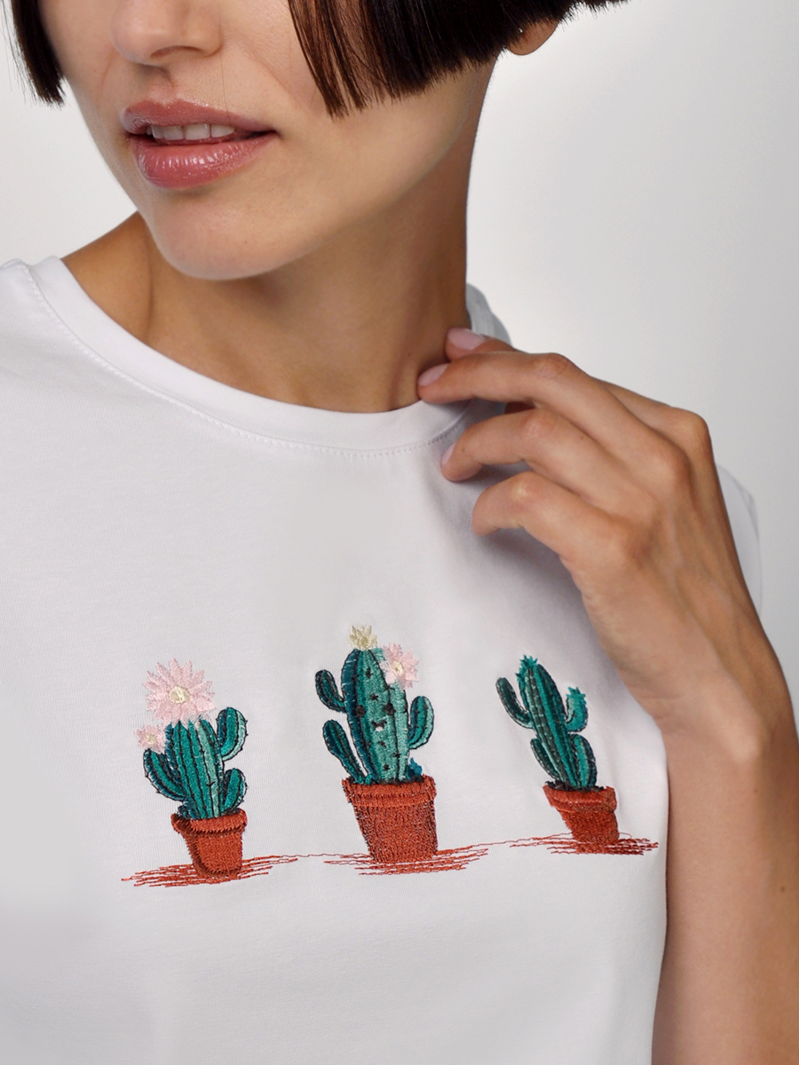 Женская белая футболка оверсайз с вышивкой "Кактусы"