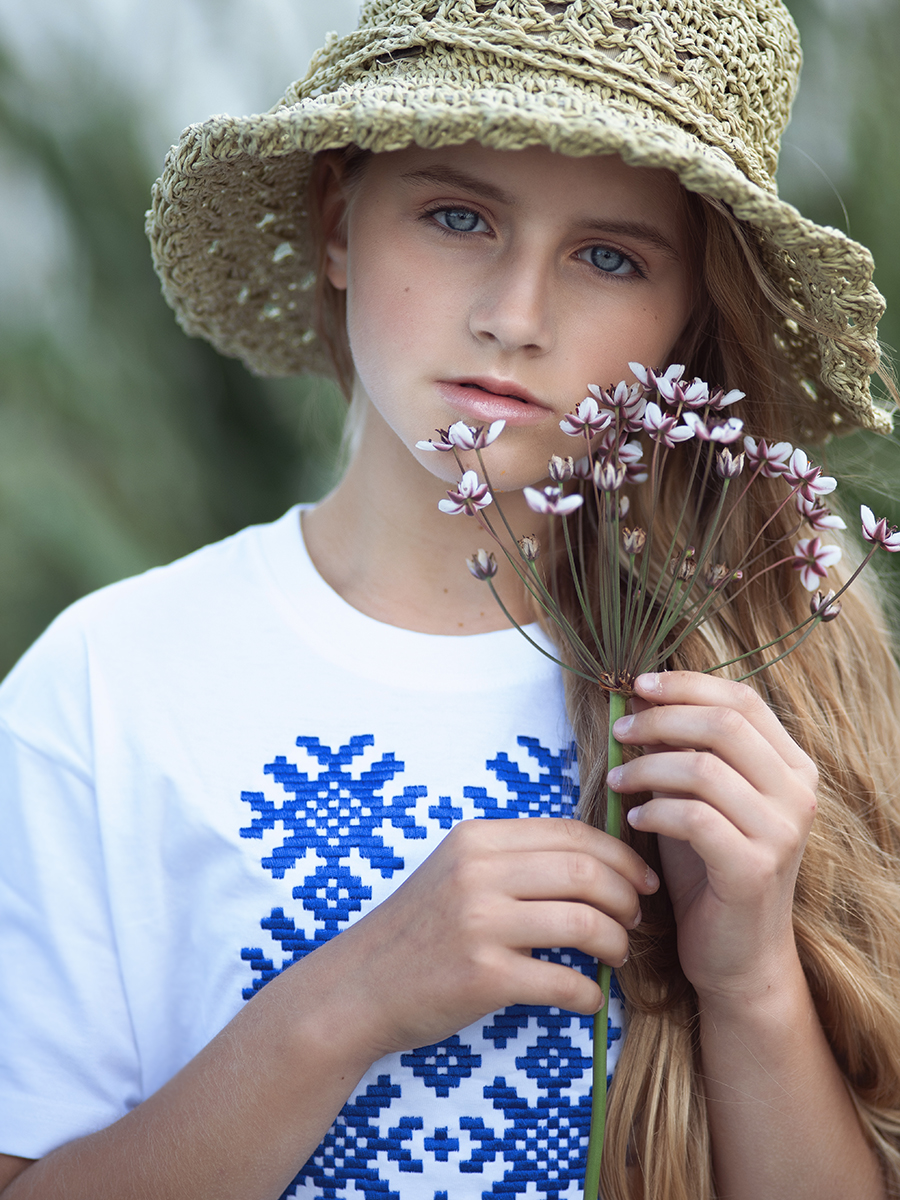 Детская футболка белая с синей вышивкой "Ярыла" 
