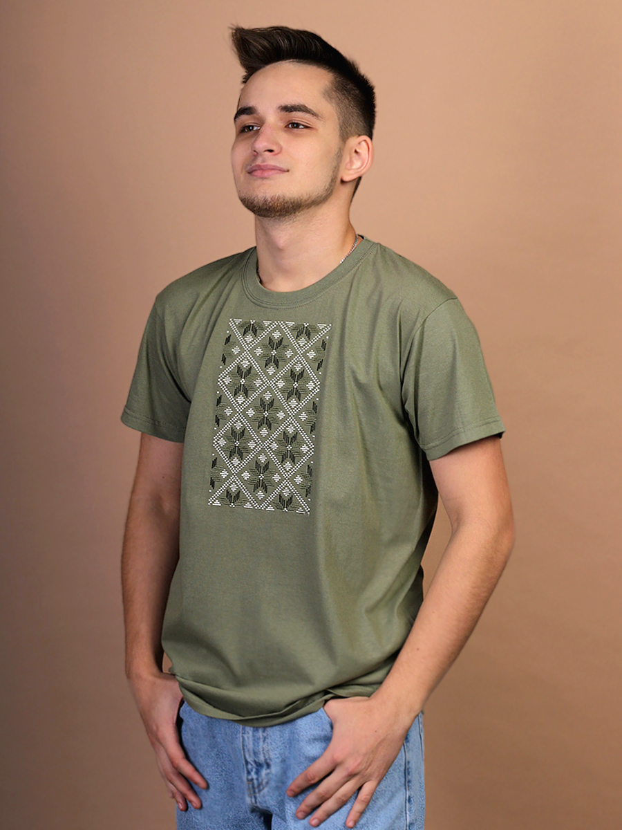 Мужская футболка оливковая с вышивкой "Васьмiрог"