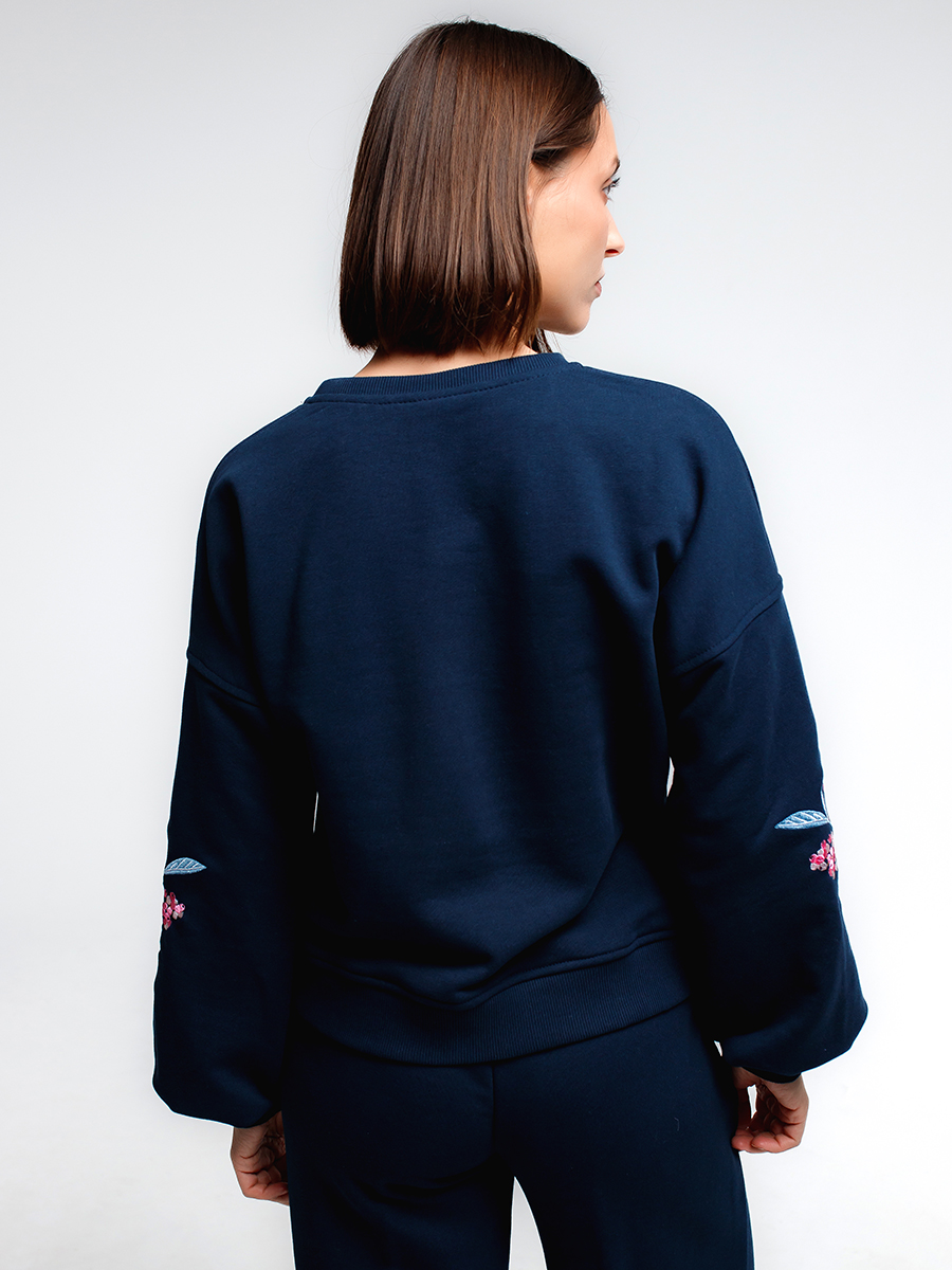 Темно-синий женский свитшот оверсайз с вышивкой "Хрустальная ягода" на рукавах