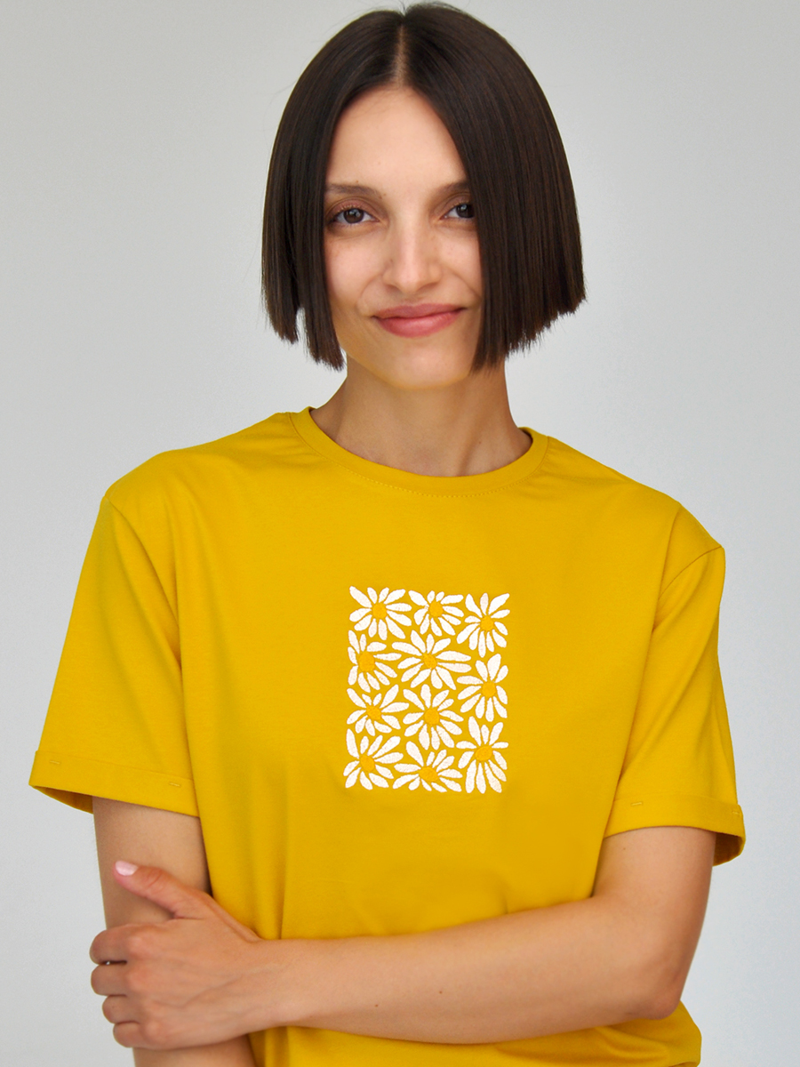 Женская горчичная футболка оверсайз с вышивкой "Поле ромашек"