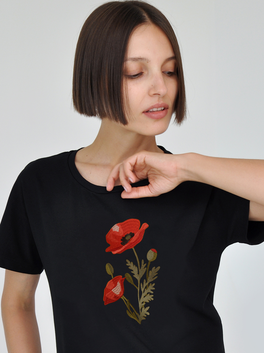 Женская черная футболка со спущенным плечом с вышивкой "Маки"