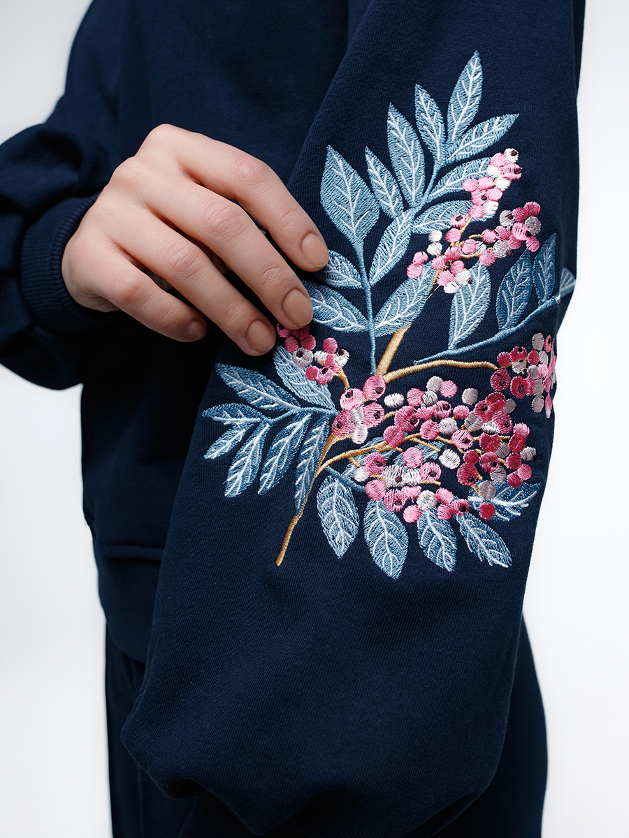 Темно-синий женский свитшот оверсайз с вышивкой "Хрустальная ягода" на рукавах