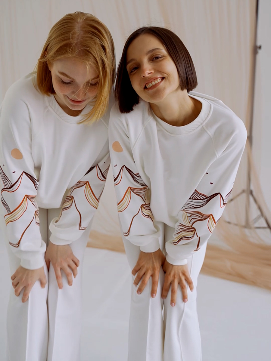 Женский свитшот реглан молочный с вышивкой "Горы"