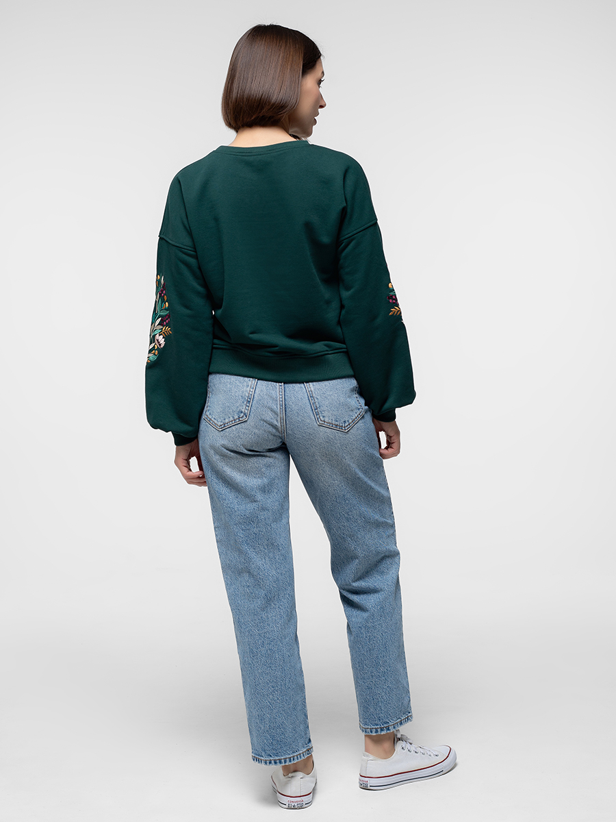 Женский свитшот оверсайз изумрудный с цветочной вышивкой на рукавах