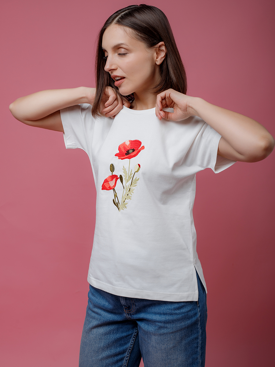 Женская молочная футболка со спущенным плечом с вышивкой "Маки"