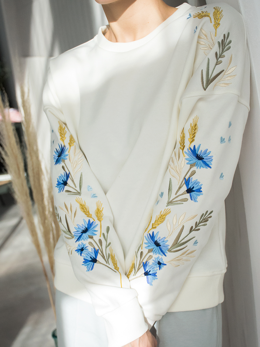 Женский свитшот молочный с вышивкой "Валошкi ў каласах"