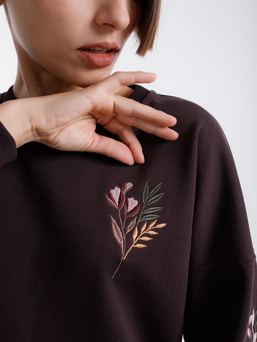 Горький шоколад женский свитшот оверсайз с цветочной вышивкой на рукавах