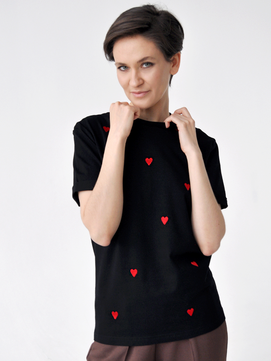 Женская черная футболка оверсайз с красной вышивкой "Сердечки"