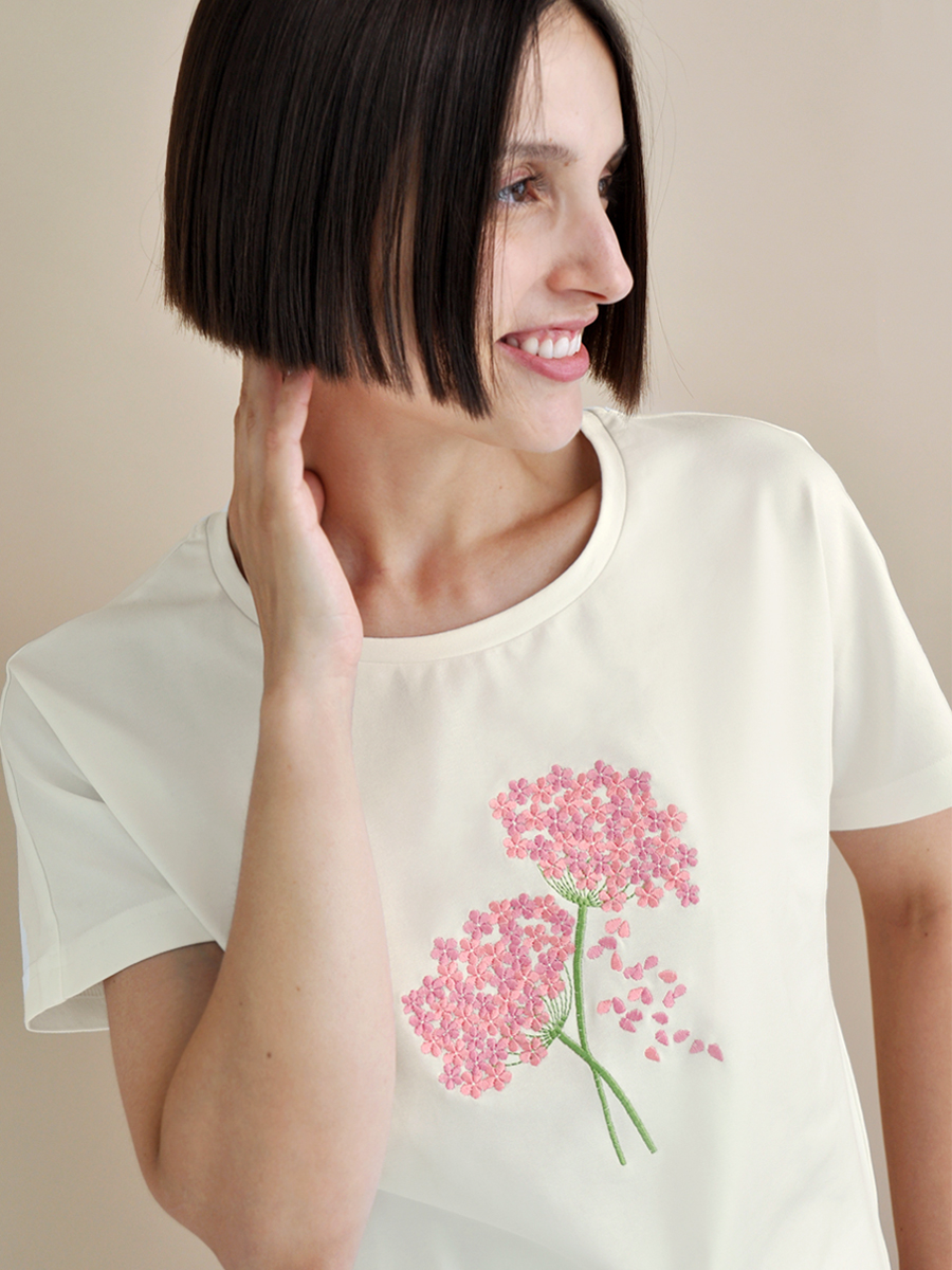 Женская молочная футболка со спущенным плечом с вышивкой "Гортензия"