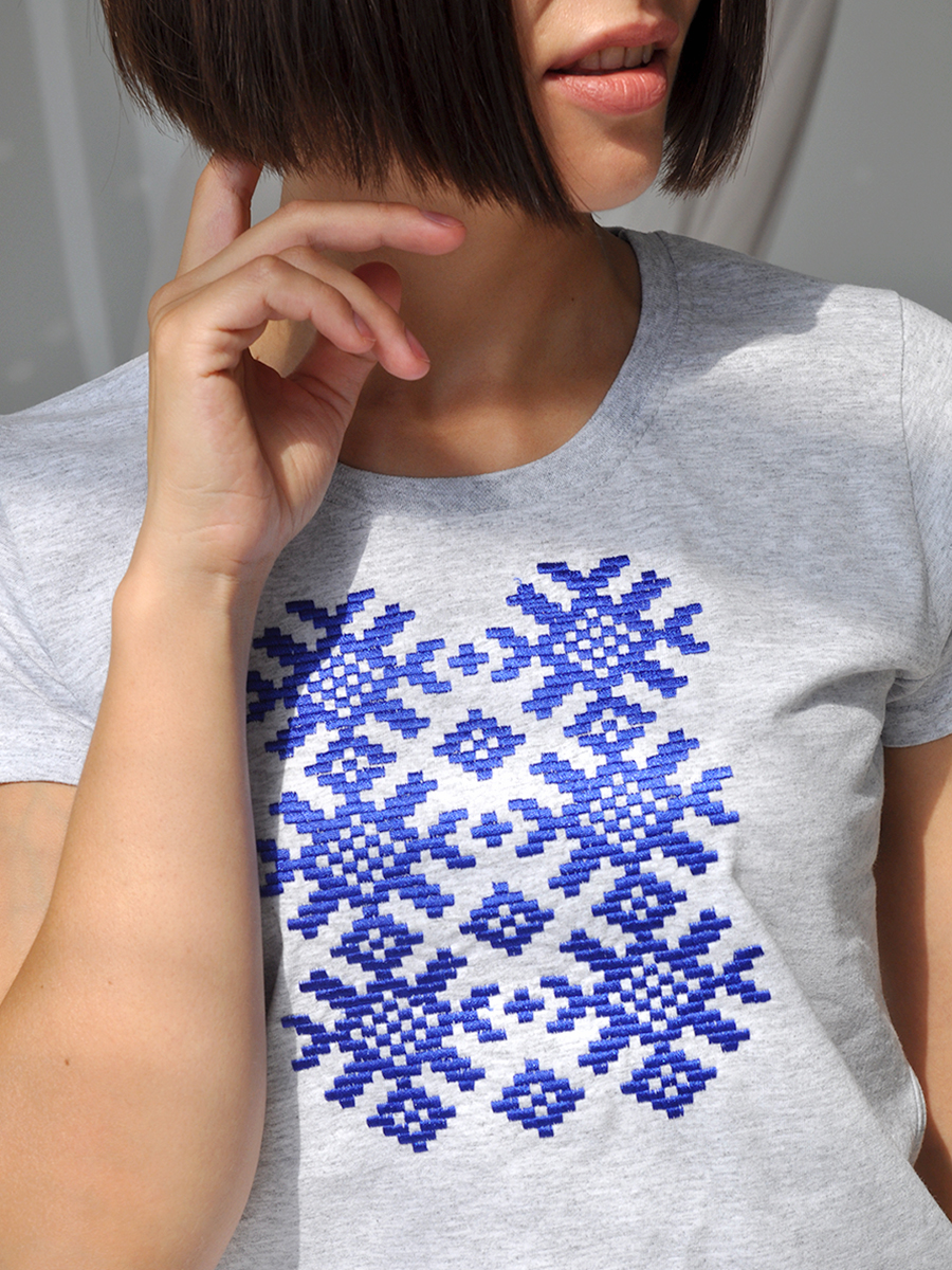 Женская футболка серая с синей вышивкой "Ярыла" 