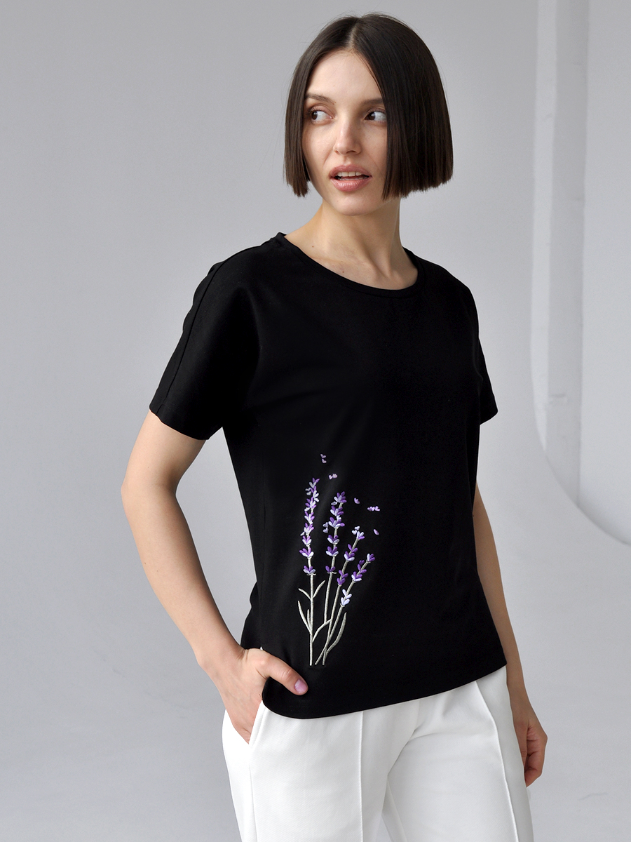 Женская черная футболка со спущенным плечом и разрезами с вышивкой "Лаванда"