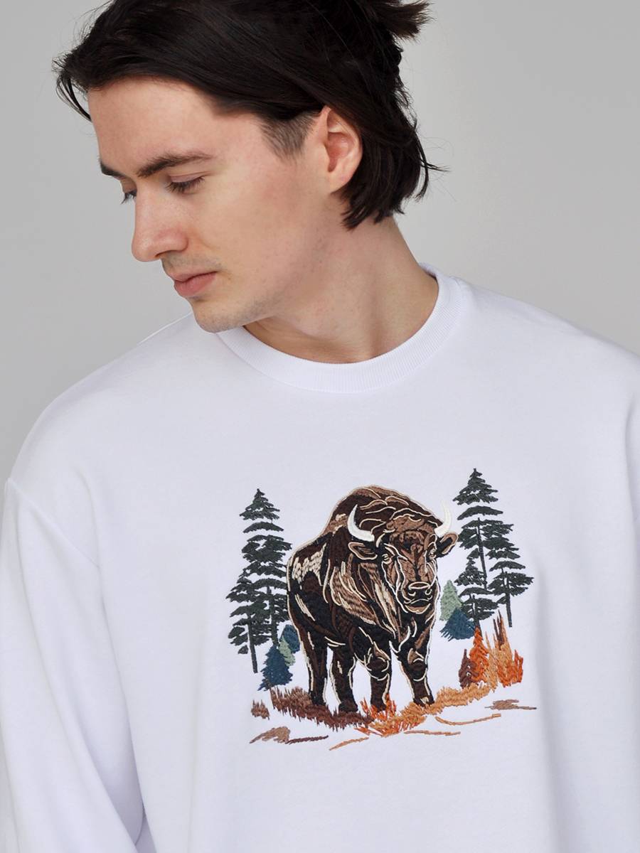 Свитшот мужской белый с вышивкой "Зубр"