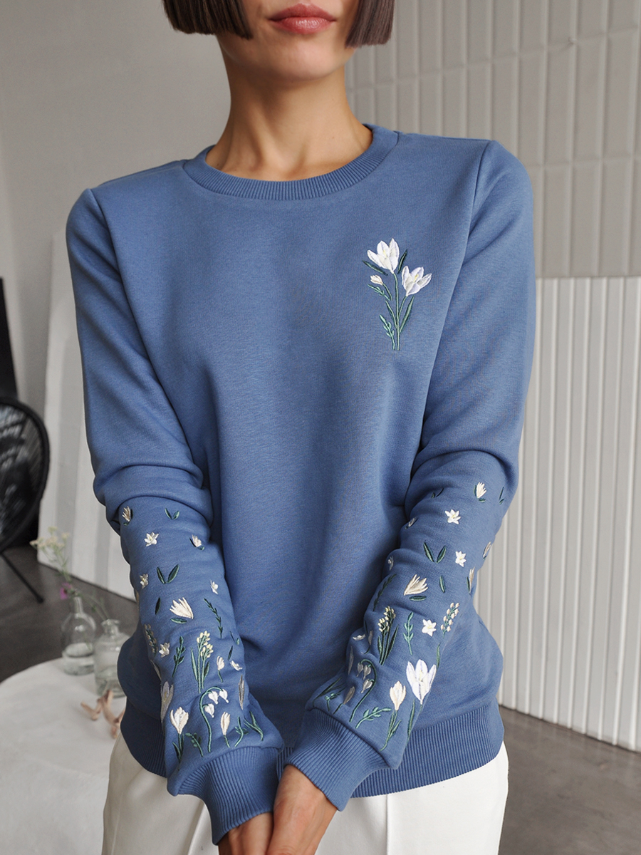 Женский свитшот джинсовый с вышивкой "Крокусы"