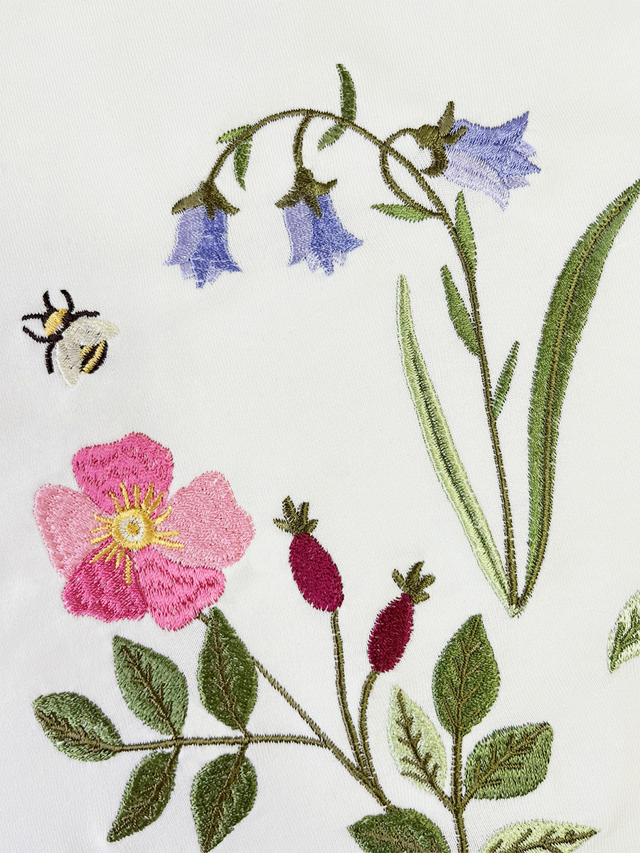 Молочная футболка оверсайз (плотная) с вышивкой «Шиповник»