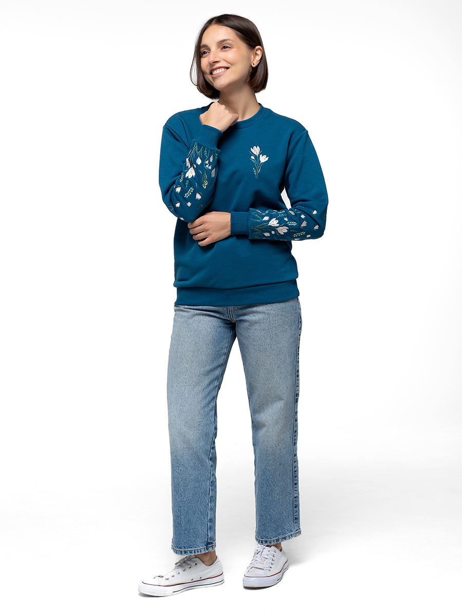 Женский свитшот цвета морской волны прямого кроя с вышивкой "Крокусы"