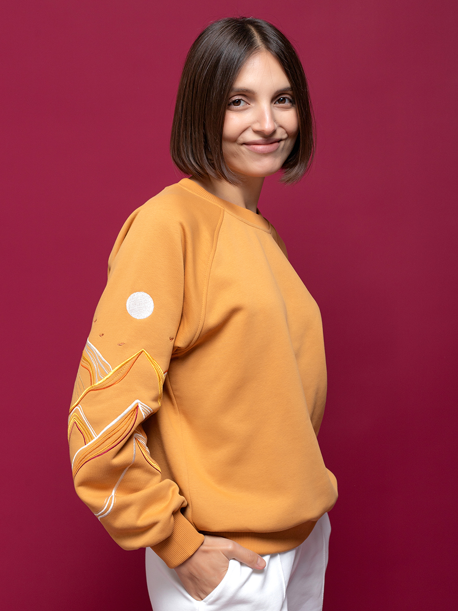 Женский свитшот реглан горчичный с вышивкой "Горы"