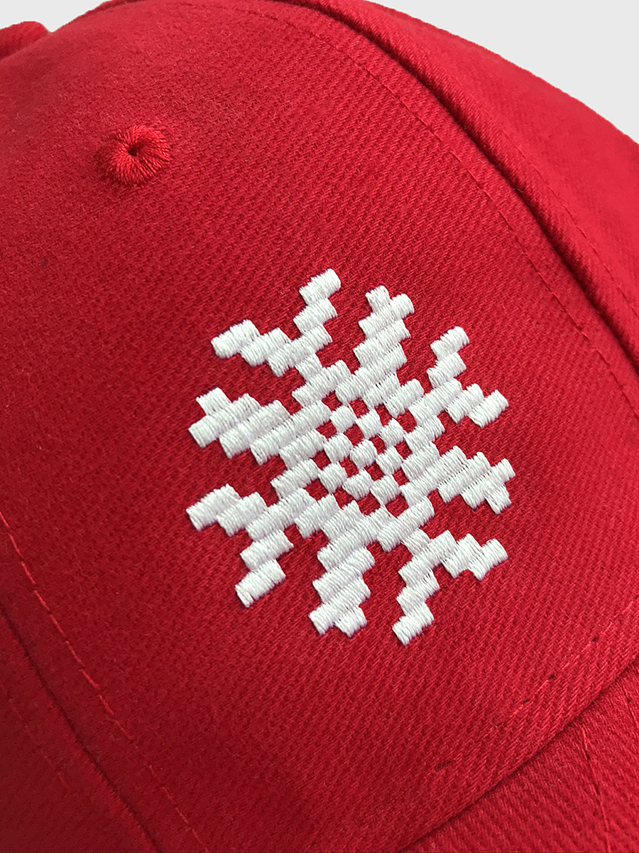 Красная бейсболка с белой вышивкой "Ярыла"