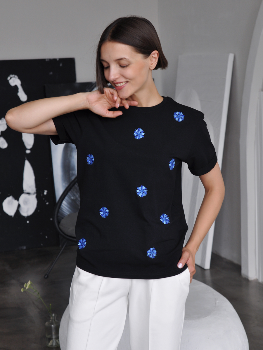Женская черная футболка оверсайз с вышивкой "Василёчки"