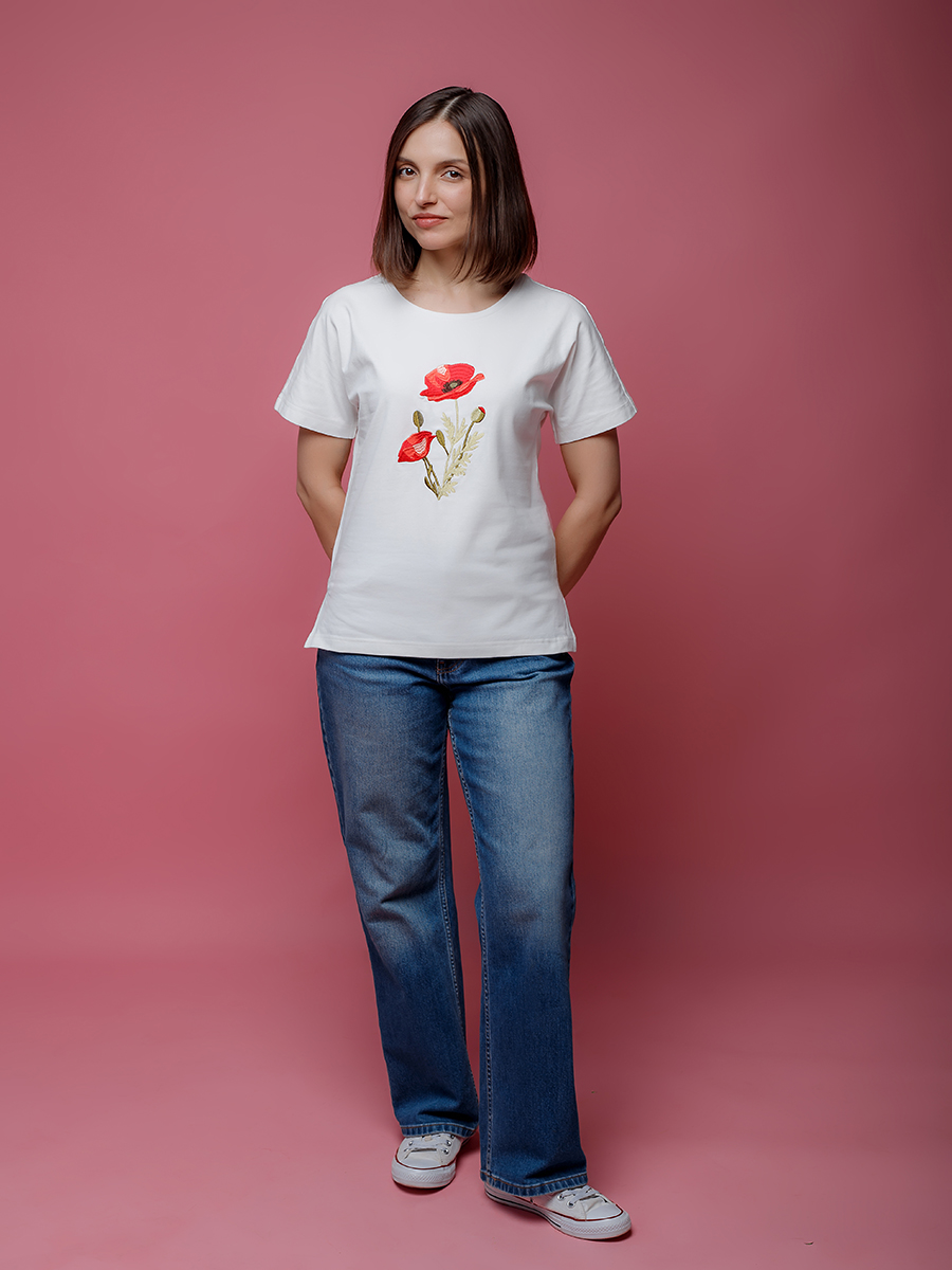 Женская молочная футболка со спущенным плечом с вышивкой "Маки"