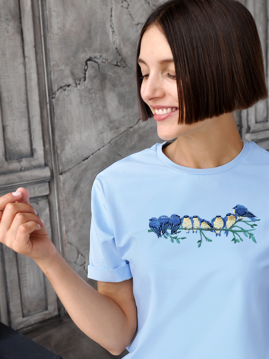 Женская голубая футболка оверсайз с вышивкой "Птичьи посиделки"
