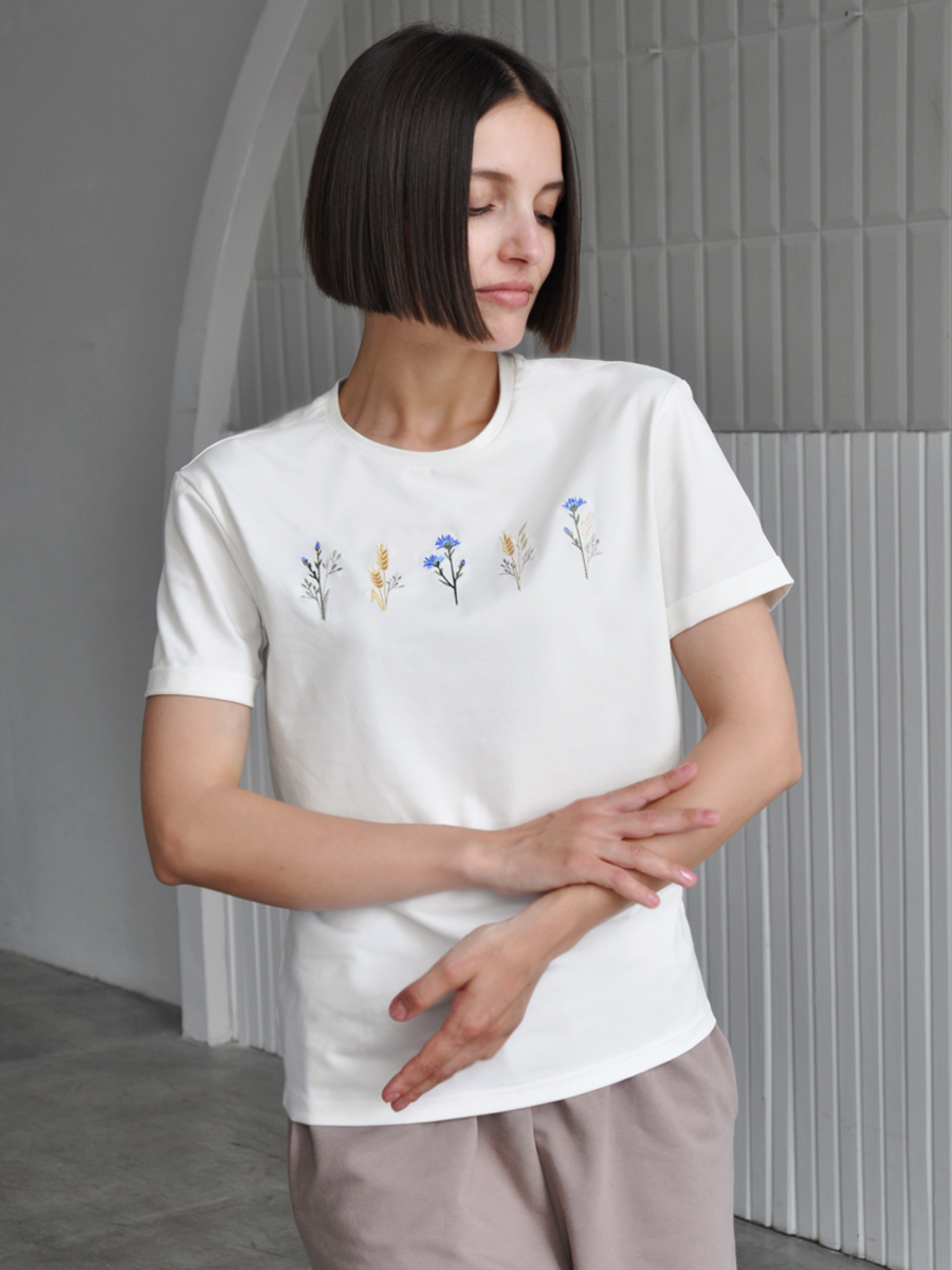 Женская молочная футболка оверсайз с вышивкой "Шёпот полей"
